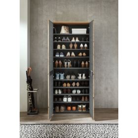Offener hoher Schuhschrank in Holzoptik mit zahlreichen Einlegeböden, vollständig mit Schuhen bestückt.