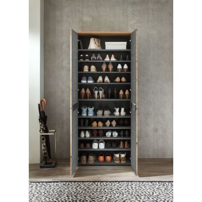 Offener hoher Schuhschrank in Holzoptik mit zahlreichen Einlegeböden, vollständig mit Schuhen bestückt.