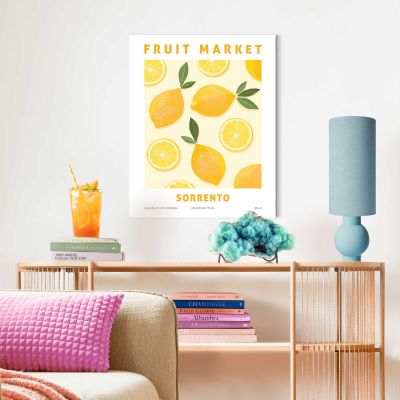 Das Wandbild „Sorrento Lemons“ in Gelb, 40 × 50 cm, hängt in einem eingerichteten Wohnraum und zeigt die Größenwirkung an der Wand.