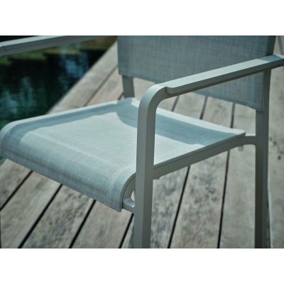 Detailaufnahme der Sitzfläche eines Gartenstuhls mit gespanntem Textilgewebe und Metallrahmen
