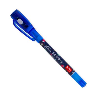 Blauer Geheimstift mit Weltraummotiv, diagonal und vollständig auf weißem Hintergrund dargestellt.