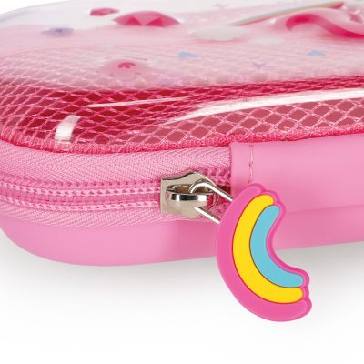Rosa Federmäppchen im Einhorn-Design, in Nahaufnahme mit Regenbogen-Reißverschlussanhänger gezeigt.