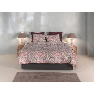 Bettwäsche Fe in Multi, 135 x 200 cm: bezogenes Bett in frontaler Schlafzimmerszene mit ornamentalem Paisley-Muster in Rosa-, Beige- und Grüntönen.