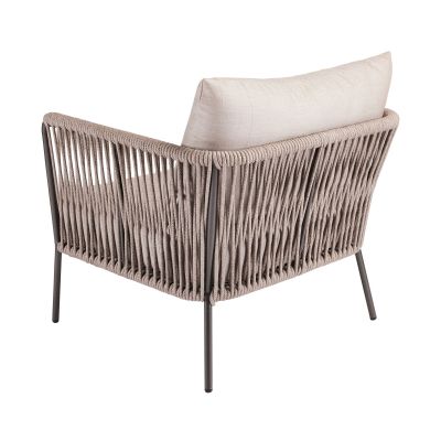 Ein Gartensessel mit dunklem Metallgestell, beige gepolstert. Die Rückseite zeigt eine vertikale Seilbespannung, die an den Armlehnen fortgeführt wird.