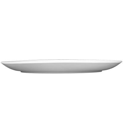 Servierplatte in Weiß; flaches Seitenprofil. Sichtbare Gestaltung: oval mit breiter Ablagefläche und sanftem Rand.
