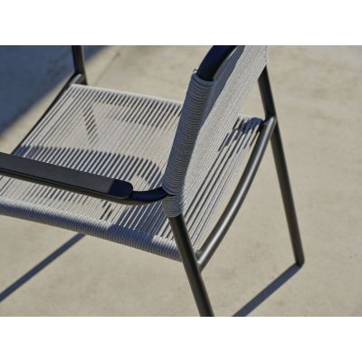 Detailansicht von Rückenlehne und Sitzfläche eines Gartenstuhls aus schräger Perspektive