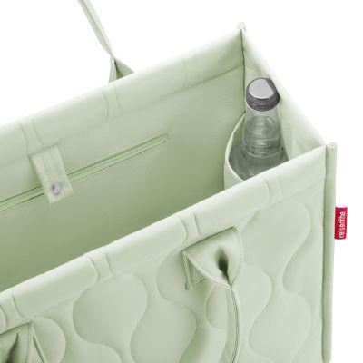 Shopper von Reisenthel, Modell Daily Shopper, in Hellgrün mit Steppstruktur, geöffnet mit sichtbarem Innenfach und Flaschenhalter