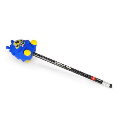 Blauer Leuchtstift mit Monster-Spitzerbehälter, als vollständiger Stift mit schwarzem Schaft diagonal dargestellt.