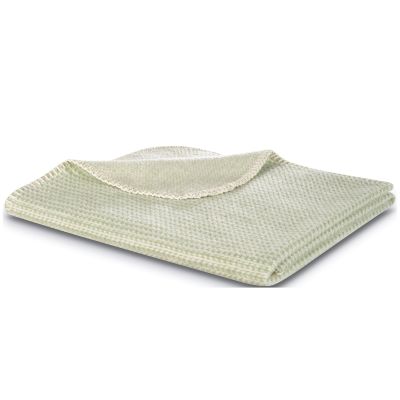 Zusammengelegte Babydecke Cotton green in hellem Grün mit sichtbarer heller Kante.