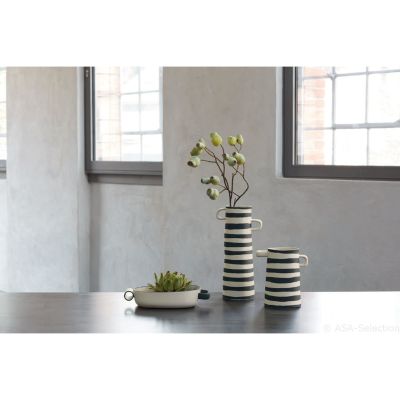 Arrangierte Szene: Vase der Serie Rayu, Farbe Mattes Motiv als Dekoration in einer eingerichteten Wohnszene.