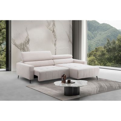 Eckgarnitur Fjord Natur 23 in stilvollem Wohnzimmer-Setting, 2-Sitzer mit motorischem Sitzvorzug auf der linken Seite, Longchair mit Armlehne rechts.