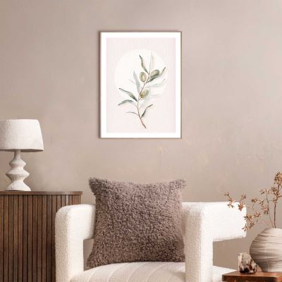 Das Wandbild „Circle Olives“ in Grün, 30 × 40 cm, hängt in einem eingerichteten Wohnraum und zeigt die Größenwirkung an der Wand.