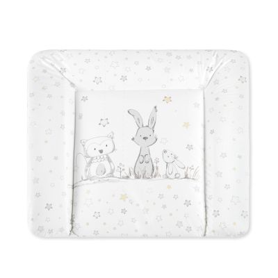 Weiße Wickelauflage mit gezeichneten Tierfiguren Fuchs, Hase und Kaninchen sowie kleinen Sternmotiven