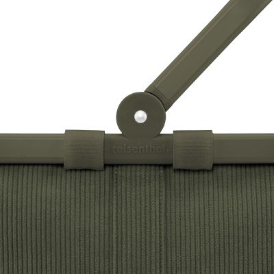 Einkaufskorb von Reisenthel, Modell Carrybag, in Dunkelgrün aus geripptem Cord, als Nahaufnahme des Gelenks am Griff.