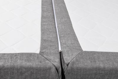 Detailaufnahme der Tonnentaschenfederkern-Matratze des Boxspringbetts „Vogue 15 grey“, Struktur und Bezug im Nahformat erkennbar