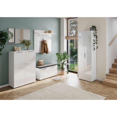 Weiße Sitzbank mit Hochglanzfront in einem modern eingerichteten Flur