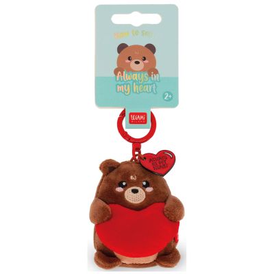Brauner Teddybär-Plüsch-Schlüsselanhänger mit rotem Herz, an der Vorderseite der Kartonaufhängung gezeigt.