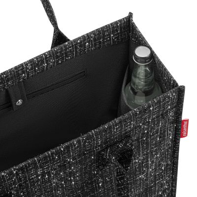Shopper von Reisenthel, Modell Daily Shopper, in Schwarz mit Bouclé-Struktur, geöffnet mit sichtbarem Innenfach und Flaschenhalter
