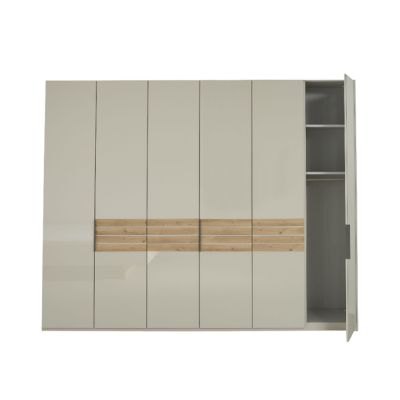 Mehrtüriger Kleiderschrank Interliving 1026 mit Hochglanzfront und geöffneter Tür, Innenraum mit Einlegeböden sichtbar
