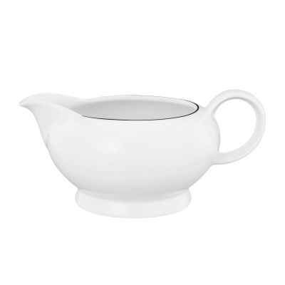 Seitenansicht: Sauciere in Weiß mit schwarzer Randlinie. Erkennbar: bauchige Form auf Fuß mit Ausguss und Henkel.
