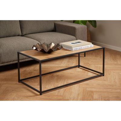 Couchtisch mit Tischplatte in Wildeiche und schwarzem Gestell, als Nahaufnahme in einem eingerichteten Wohnzimmer präsentiert, dekoriert mit Büchern und Accessoires