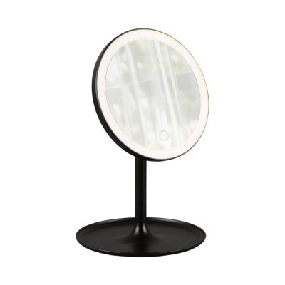 Lichtspiegel Liara in Schwarz, freigestellt in vollständiger Ansicht; zu sehen ist die runder Tischspiegel auf einem schwarzen Standfuß; Maße ca. 18 x 28,5 x 18 cm.