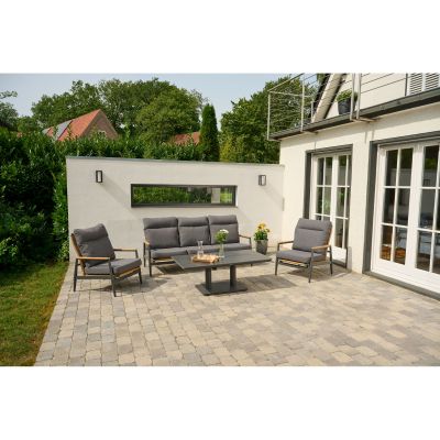 Terrasse mit Lounge-Sofa, Sesseln und rechteckigem dunklen Lifttisch aus Aluminium, Outdoor-Szene mit Garten