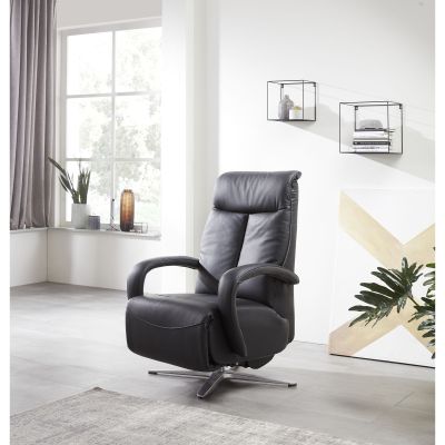 Relaxsessel in schwarzem Lederbezug mit Metallfuß, platziert in einem hellen Wohnzimmer mit Wanddeko