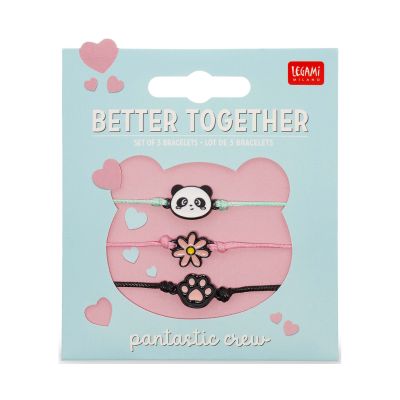 Drei Armbänder mit Panda- und Blumenanhängern, an einer bedruckten Kartonkarte befestigt gezeigt.
