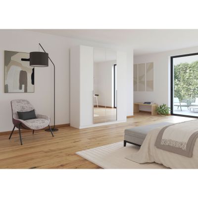 Weißer Kleiderschrank mit Spiegeltüren in einem hellen Schlafzimmer mit Holzfußboden und moderner Einrichtung