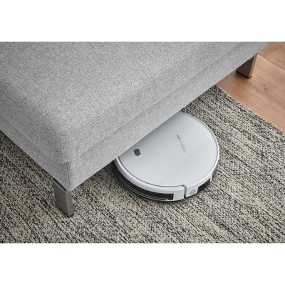 Staubsaugerroboter unter dem Sofa zur Darstellung der Bodenfreiheit
