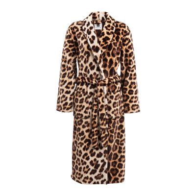 Leopard Bademantel in Brown, Größe S: zweite Ganzansicht des langen Bademantels mit Leopardenmuster in Braun, Schwarz und Beige, mit Schalkragen und Bindegürtel.