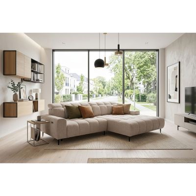 Hellgraues Ecksofa mit rechter Ottomane und Zierkissen in einem Wohnzimmer mit großer Fensterfront