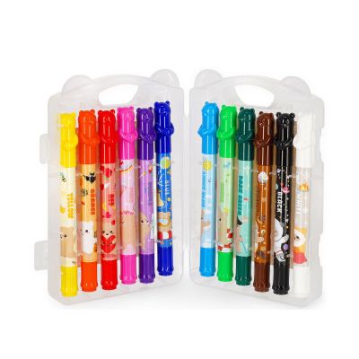 Zwölf Wachsmalstifte mit Tiermotiven, mit geöffnetem Etui und nach Farben geordneten Wachsmalstiften gezeigt.