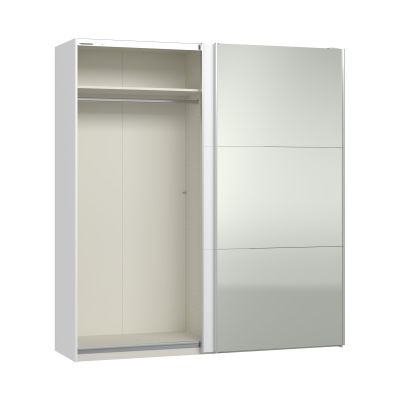 Schwebetürenschrank mit geöffneter Schiebetür und sichtbarem Innenraum