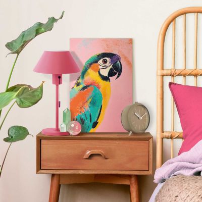 Das Wandbild „Coloured Bird“ in Mehrfarbig, 20 × 30 cm, hängt in einem eingerichteten Wohnraum und zeigt die Größenwirkung an der Wand.