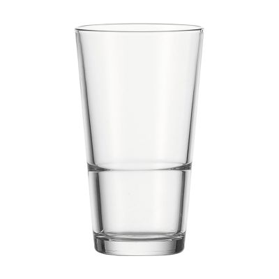Hohes klares Trinkglas mit gerader Form und minimalistischem Design freigestellt