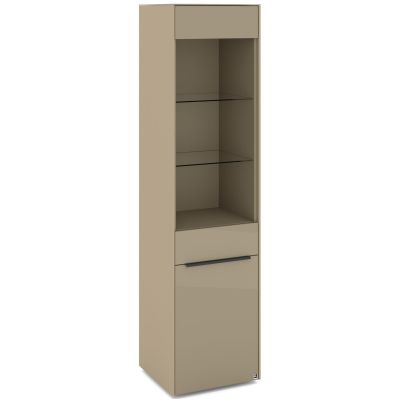 Perspektivische Ansicht der taupefarbenen Vitrine von vorne links. Sichtbar sind die geschlossene Seitenwand, der offene obere Bereich mit zwei Glasböden und die darunterliegende Schranktür. Eine lange dunkle Griffleiste befindet sich oberhalb der unteren