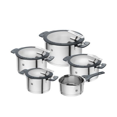 Mehrere Töpfe und Deckel des Kochtopfsets, Serie Simplify von ZWILLING, in Steingrau, freigestellt auf weißem Hintergrund.