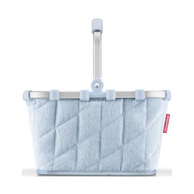Reisenthel carrybag XS in rhombus denim mit Rautenmuster und aufgestelltem Tragegriff in seitlicher Ansicht
