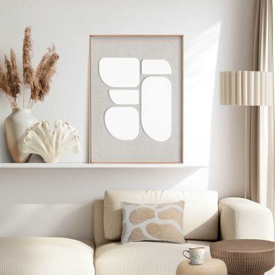 Das Wandbild „Organic Blocks Linen Wood“ in Beige, 50 × 70 cm, hängt in einem eingerichteten Wohnraum und zeigt die Größenwirkung an der Wand.