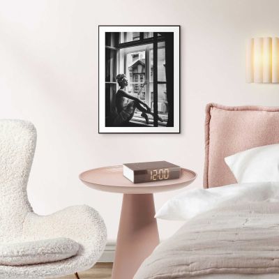 Das Wandbild „Daydreamer“ in Schwarz-Weiß, 30 × 40 cm, hängt in einem eingerichteten Wohnraum und zeigt die Größenwirkung an der Wand.