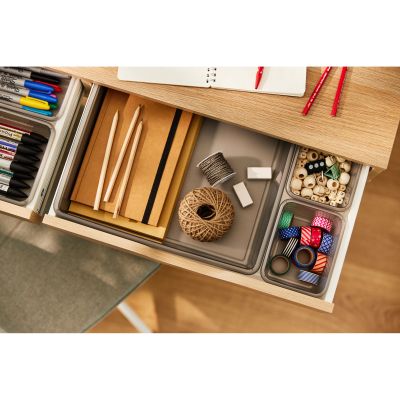 Graue Schubladenbox mit verschiedenen Kleinteilen in einer Schublade