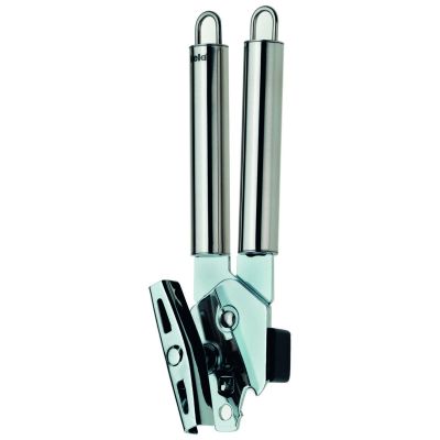 Silber glänzender Dosenöffner mit zwei langen Griffen und Schneidmechanismus auf weißem Hintergrund