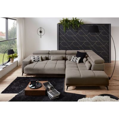 Hellgraues Ecksofa mit Ottomane rechts und ausgezogener Sitzfläche in einem modernen Wohnzimmer mit schwarzem Teppich