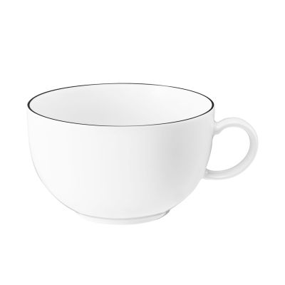 Tasse in Weiß mit schwarzer Randlinie. Sichtbare Merkmale: breite niedrige Form mit Henkel. Darstellung: Seitenansicht.