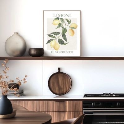 Das Wandbild „Limoni“ in Gelb, 40 × 50 cm, hängt in einem eingerichteten Wohnraum und zeigt die Größenwirkung an der Wand.