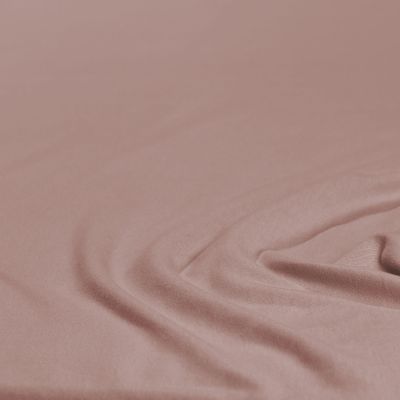 Nahaufnahme des Stoffes in Nougat mit leichten Falten; Farbe und Oberflächenstruktur des Produkts sind erkennbar; Größe 100 x 200 x 30 cm.