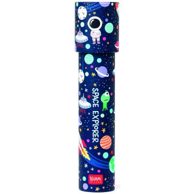 Blaues Kaleidoskop mit Weltraummotiv, senkrecht und vollständig auf weißem Hintergrund dargestellt.