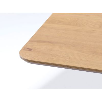 Detail der Tischkante mit abgerundeter Form und feiner Holzmaserung.